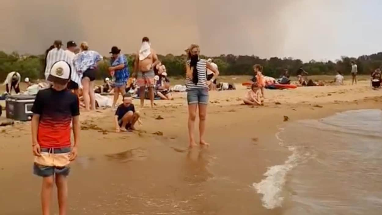 Incendies En Australie Des Milliers De Personnes Prises Au Piege Sur Des Plages Radio Canada Ca