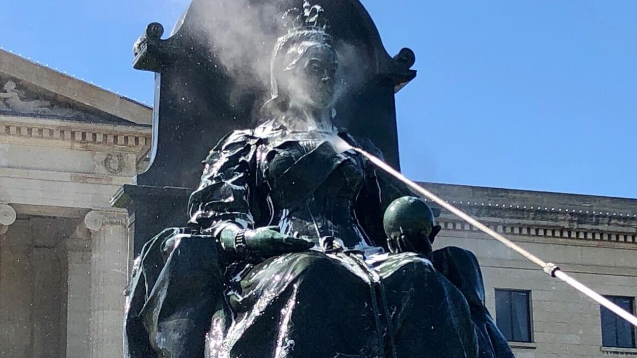 Une Statue De La Reine Victoria Vandalisee A Winnipeg Radio Canada Ca