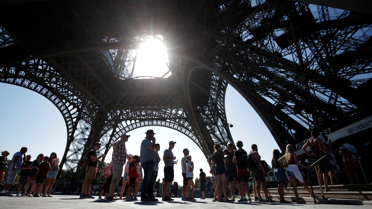 La Tour Eiffel Rouverte Aux Touristes Radio Canada Ca