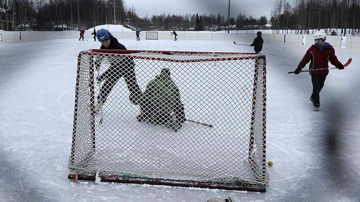 Du Hockey Mineur Sur Les Glaces Exterieures Une Idee Impossible A Gerer Vous Avez Vu Radio Canada Ca