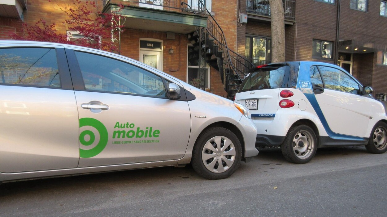Un véhicule d'Auto-mobile et un autre de car2go
