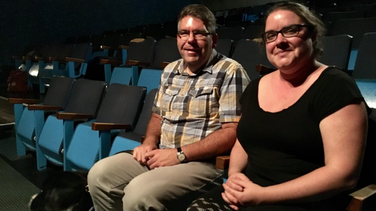 Jimmy Rouleau, président de l'Association des personnes handicapées visuelles du Bas-Saint-Laurent et Valérie Mongrain, directrice générale de Paraloeil, sont assis dans une salle de cinéma.