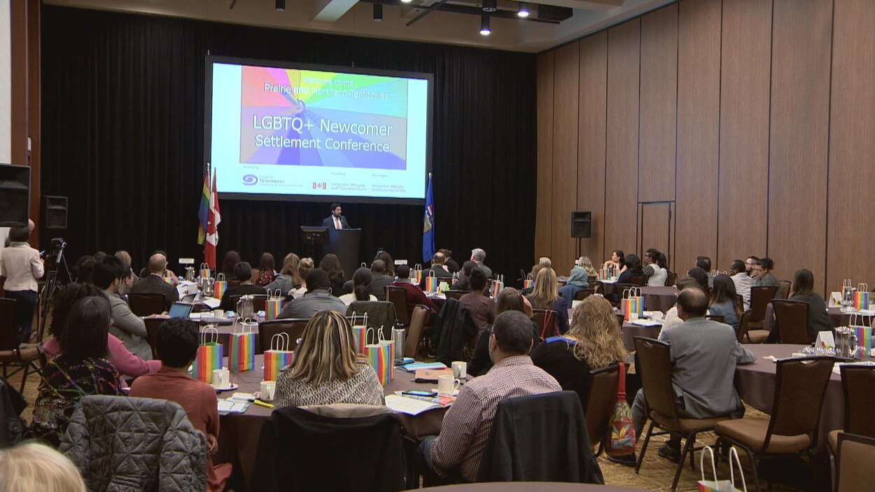 Une centaine de personnes se sont rassemblées à une conférence pour aider les immigrants gais et transgenres à Calgary.