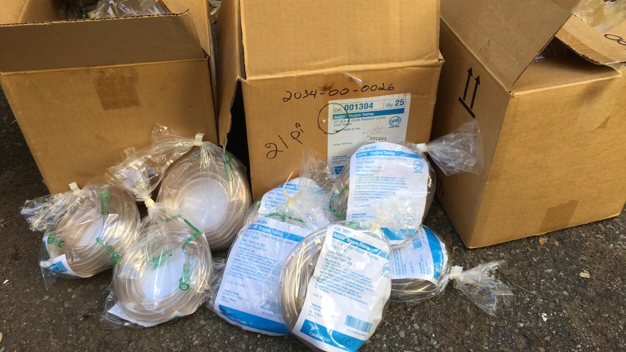 Des tuyaux médicaux en plastique dans des sacs scellés ont été extraits de boîtes de carton.