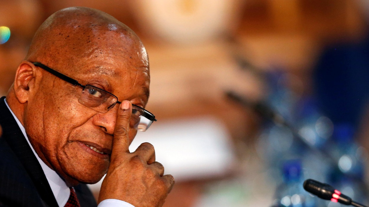Le président  sud-africain, Jacob Zuma, remonte ses lunettes