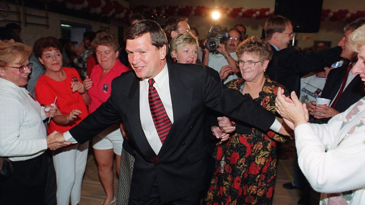 Le premier ministre entouré de partisans célèbre sa victoire aux élections de 1995.