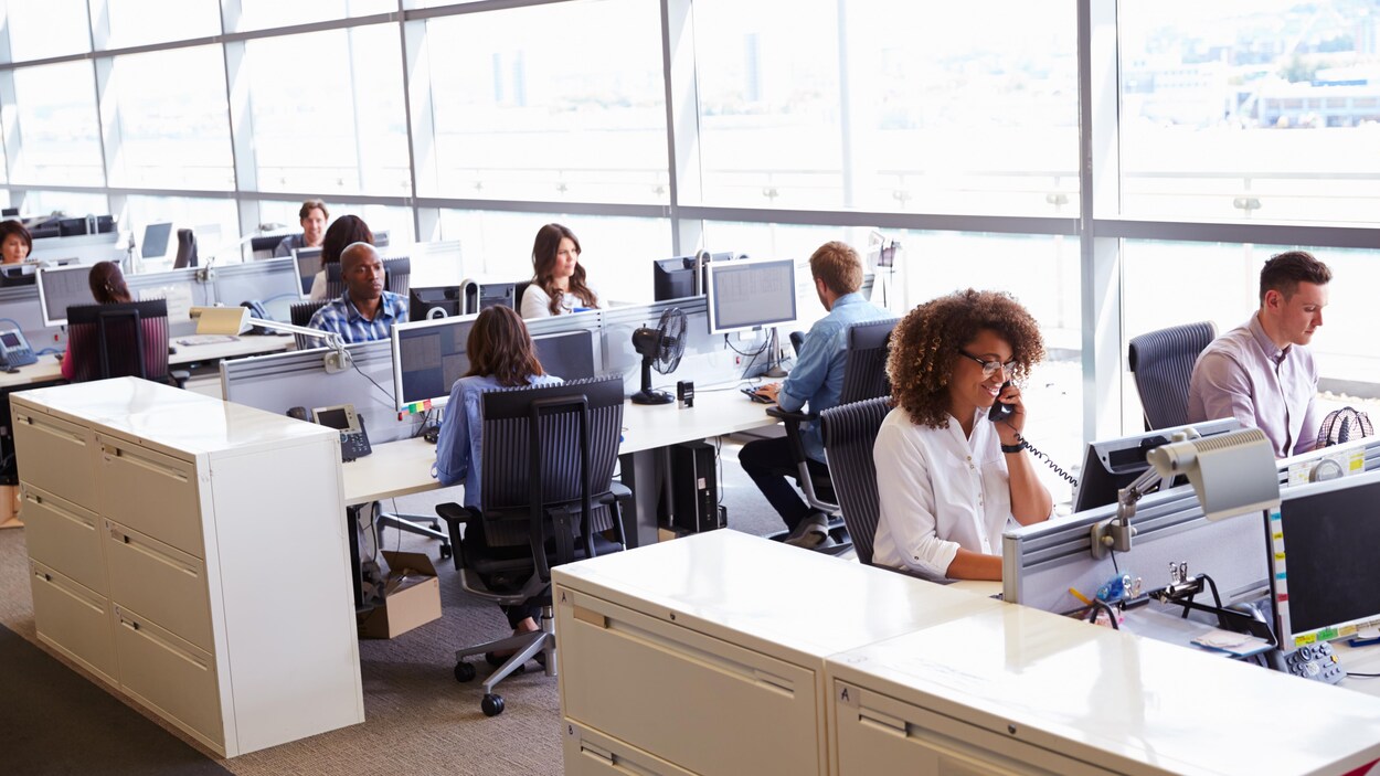 Des gens qui travaillent dans un bureau.