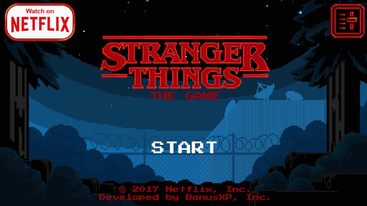 Une capture d'écran du jeu vidéo Stranger Things - The Game montrant le logo de la série devant un fond sombre et pixellisé d'une clôture barbelée au bord d'une forêt.