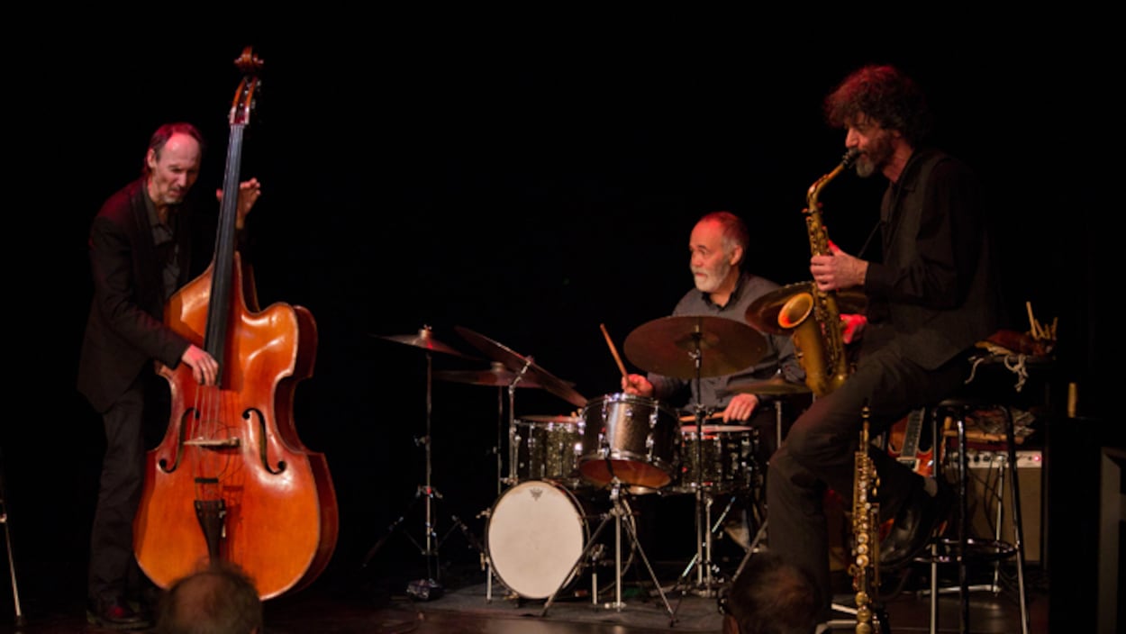 Le Trio CBC en concert. On y voit Alain Boies aux saxophones et les frères Côté, Pierre (contrebasse) et Michel (batterie).