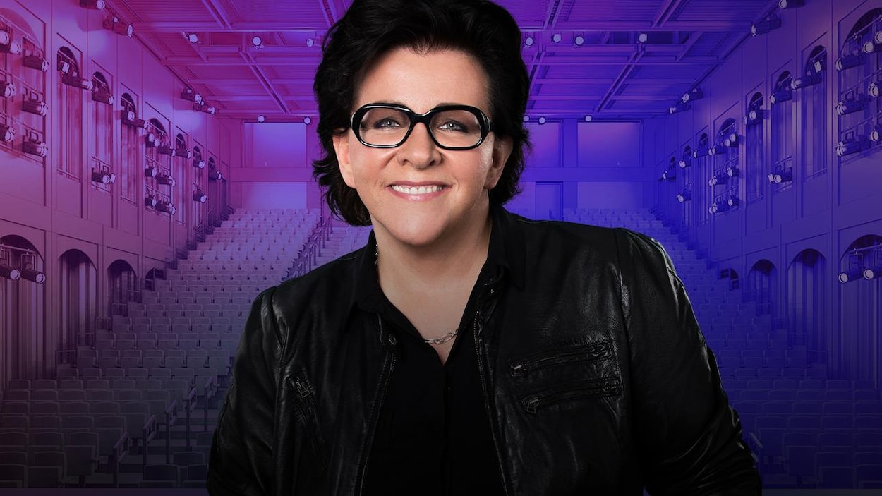 La photo officielle de Monique Giroux superposée sur une image de l'intérieur du théâtre Le Diamant, vu de la scène. Le logo du théâtre Le Diamant est placé en haut de Monique, à droite.