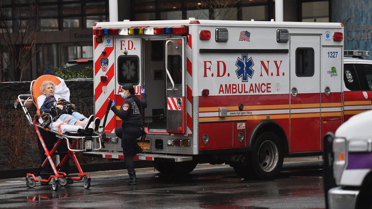 Une ambulance dans la ville de New York.