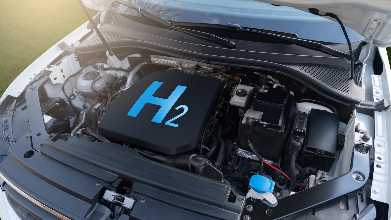 Le capot d'une auto est ouvert et affiche un gros H2 sur le moteur.