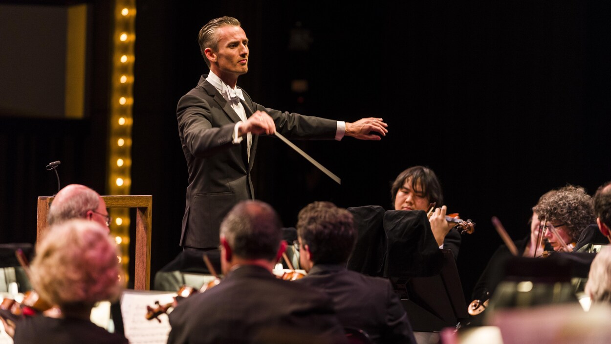 Alexander Shelley dirige ses musiciens à la baguette.