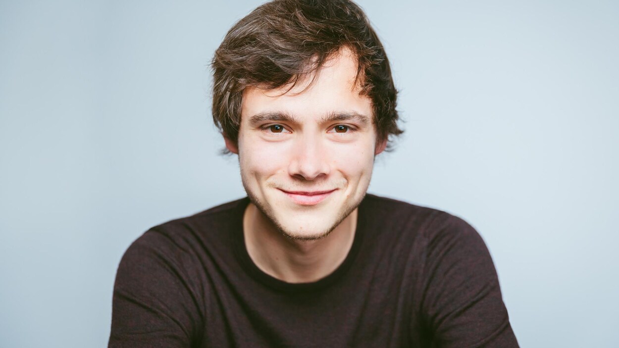 Le chef Nicolas Ellis fait un sourire timide.