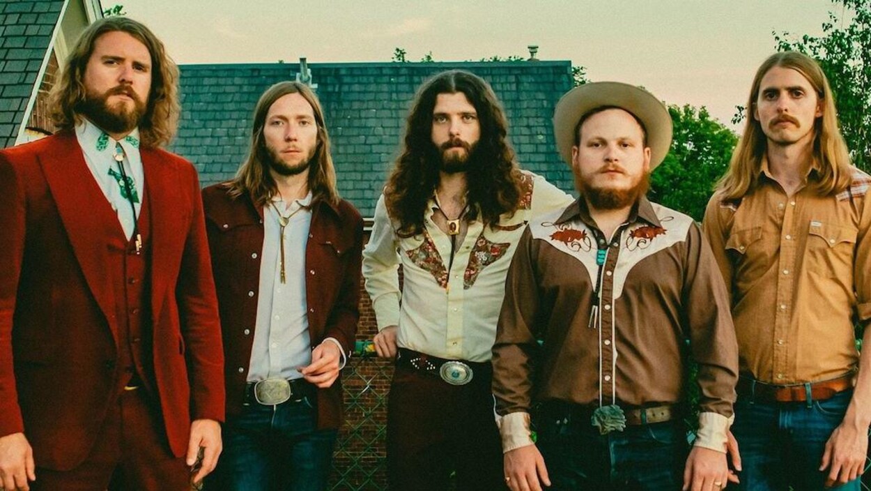 Les cinq membres du groupe The Sheepdogs regardent l'objectif de la caméra.