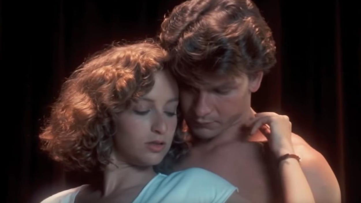 Patrick Swayze enlace Jennifer Grey dans une des scènes du film Danse lascive.