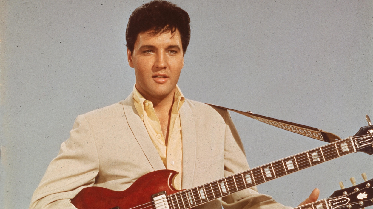 Elvis Presley tient une guitare