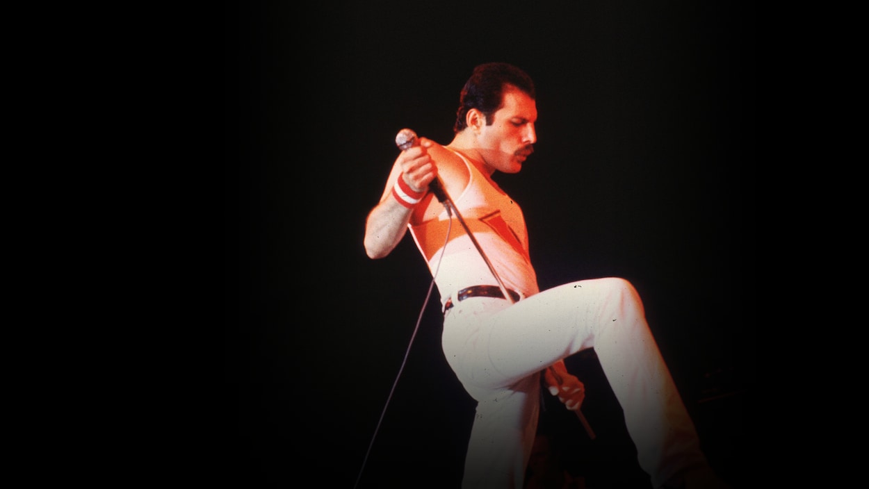Freddie Mercury sur scène un micro à la main