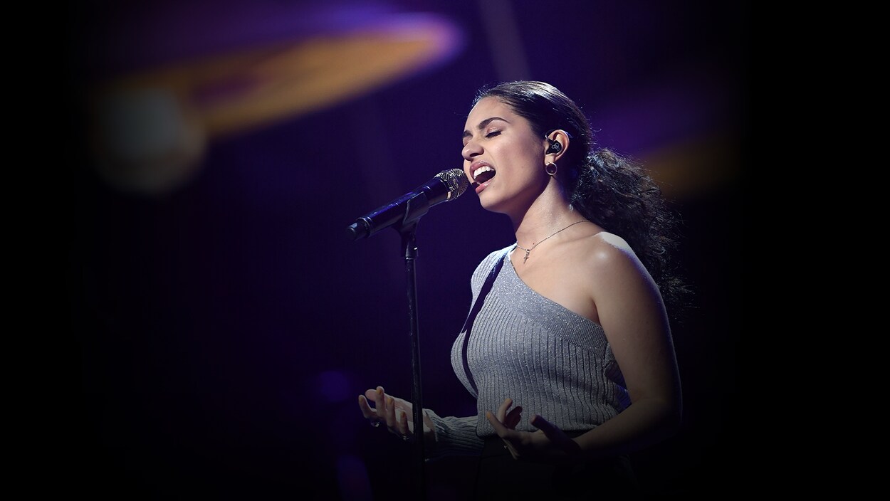 Alessia Cara chante sur scène.