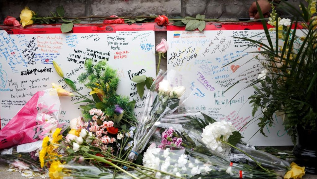 Les Torontois avaient été nombreux à déposer des fleurs et des messages de condoléances à la suite du drame.