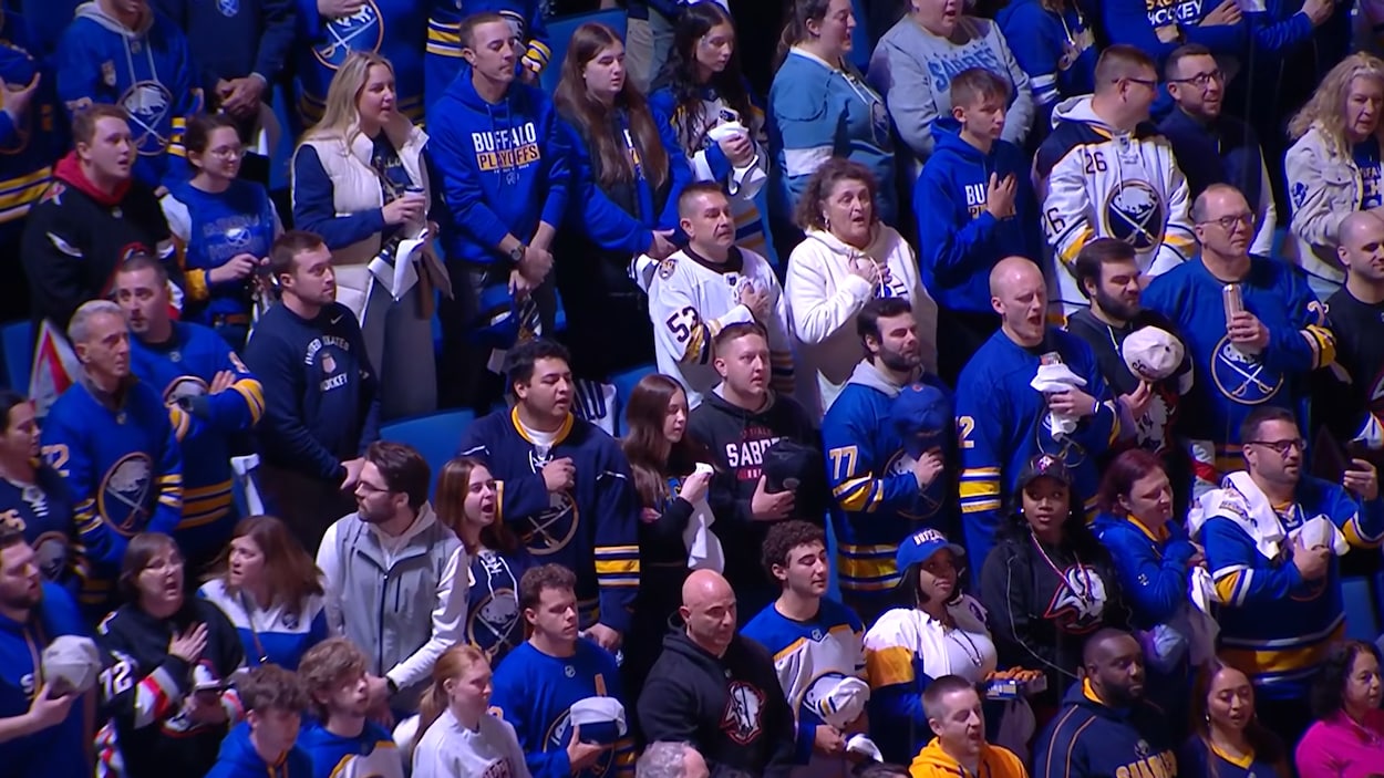Les partisans des Sabres de Buffalo chantent « Ô Canada »