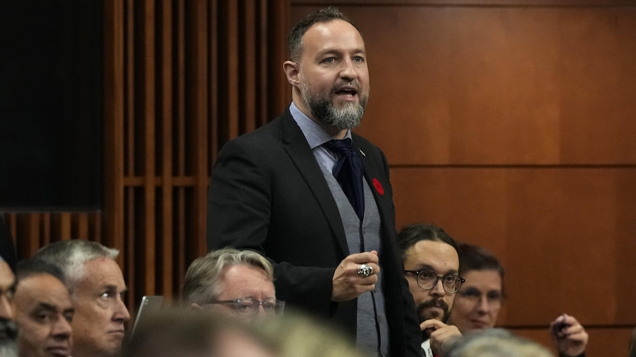 Le député du Bloc Simon-Pierre Savard-Tremblay passe au Parti québécois
