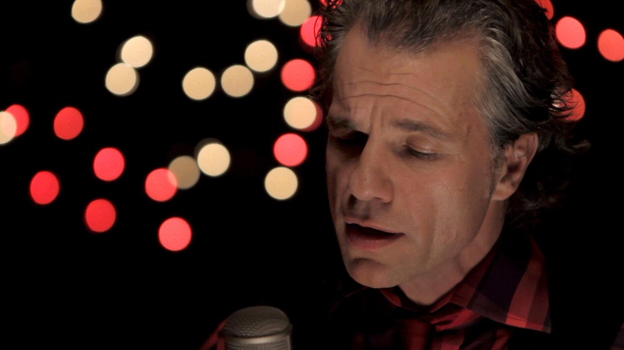 Bruno Pelletier chante.