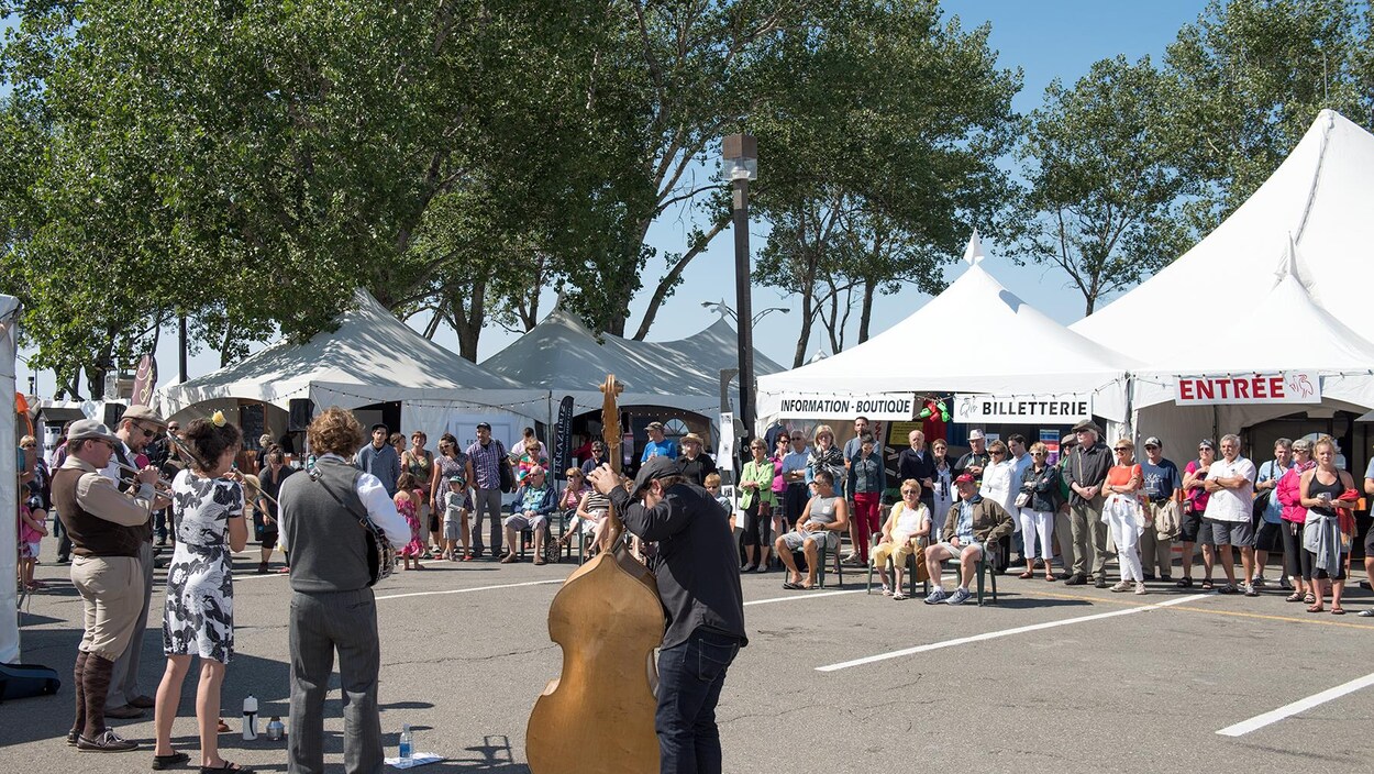 La formation québécoise Odeur de Swing joue de la musique au Festi Jazz international de Rimouski.