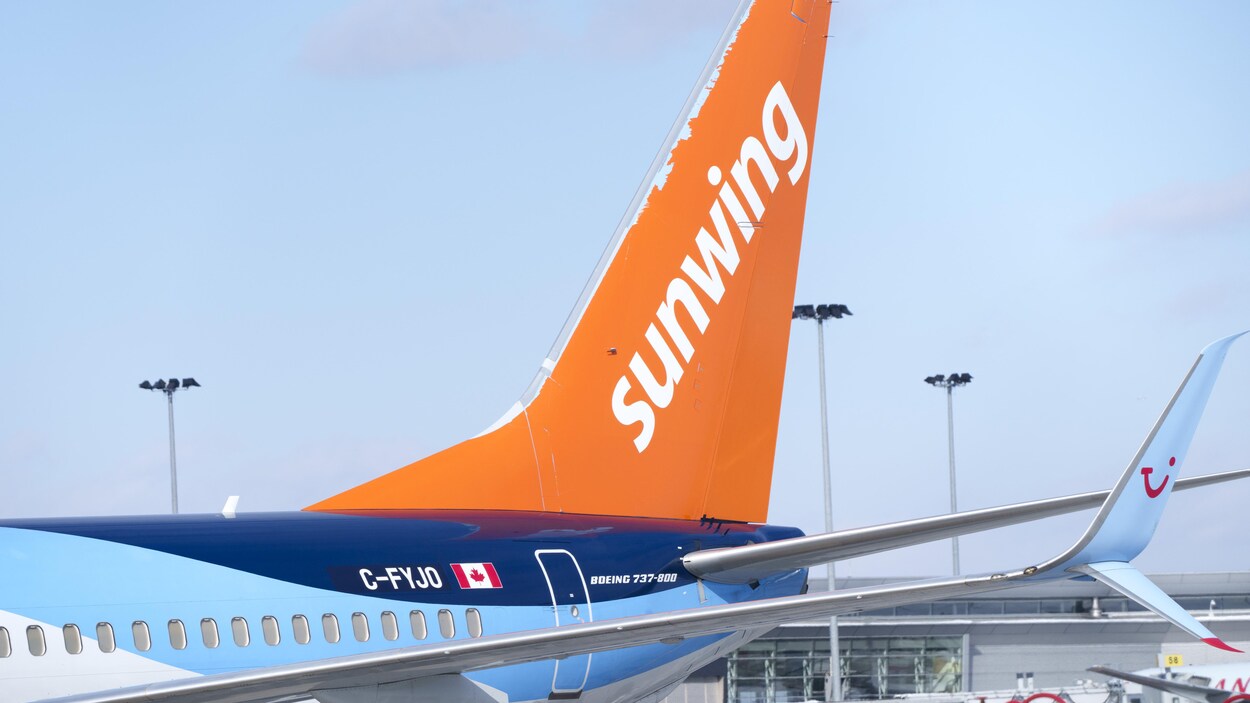 Un avion de Sunwing à l'aéroport de Montréal le 2 mars 2022.