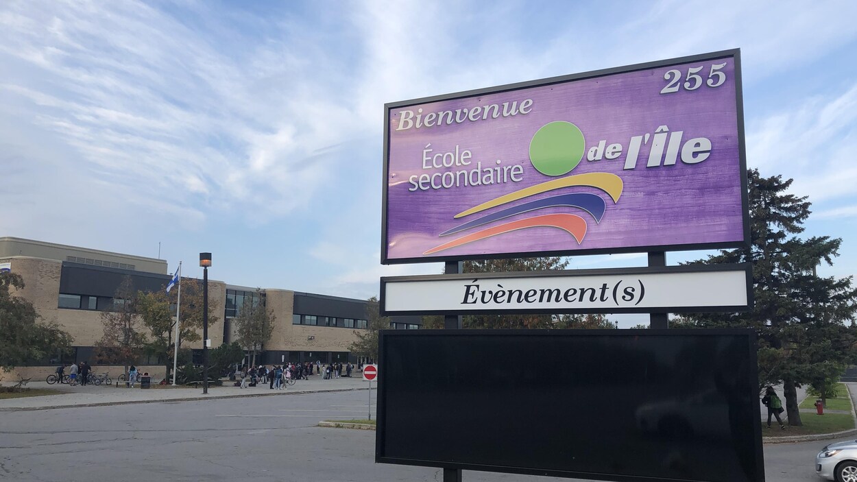 L'affiche devant l'École secondaire de l'Île à Gatineau