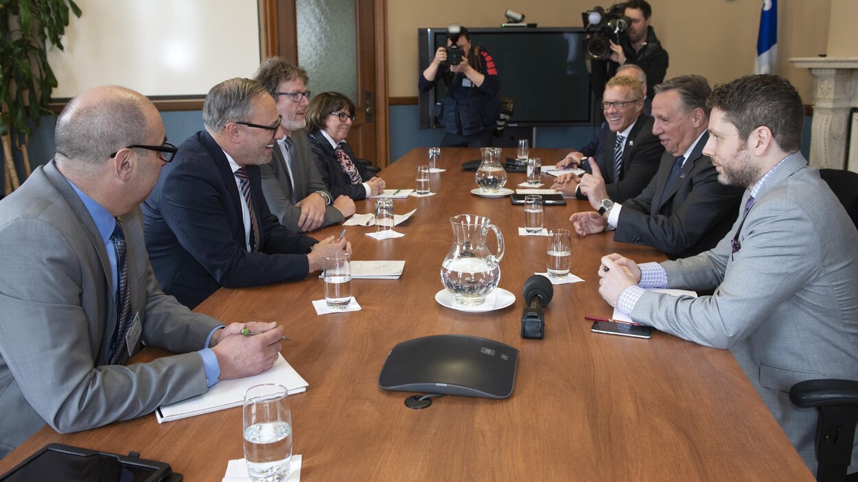 Le premier ministre François Legault avec de gauche à droite, Luc Vachon (CSD), Daniel Boyer (FTQ), Jacques Létourneau (CSN), Sonia Éthier (CSQ), le ministre du Travail, de l’Emploi et de la Solidarité sociale, Jean Boulet, et Benjamin Bélair, le premier conseiller du premier ministre.