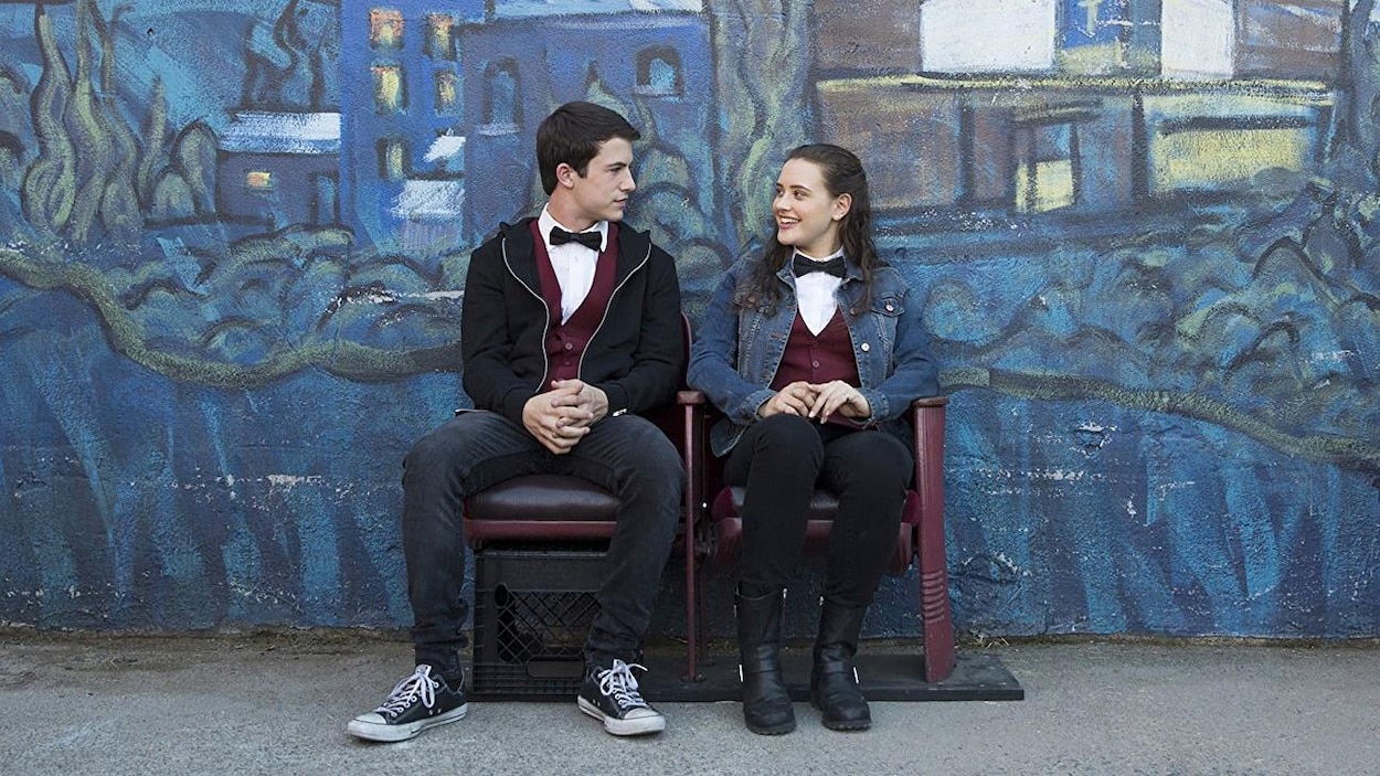 Dylan Minnette et Katherine Langford se regardent dans une rue, lors du tournage de la série « Treize raisons ». Dylan Minnette et Katherine Langford se regardent dans une rue, lors du tournage de la série « Treize raisons ».