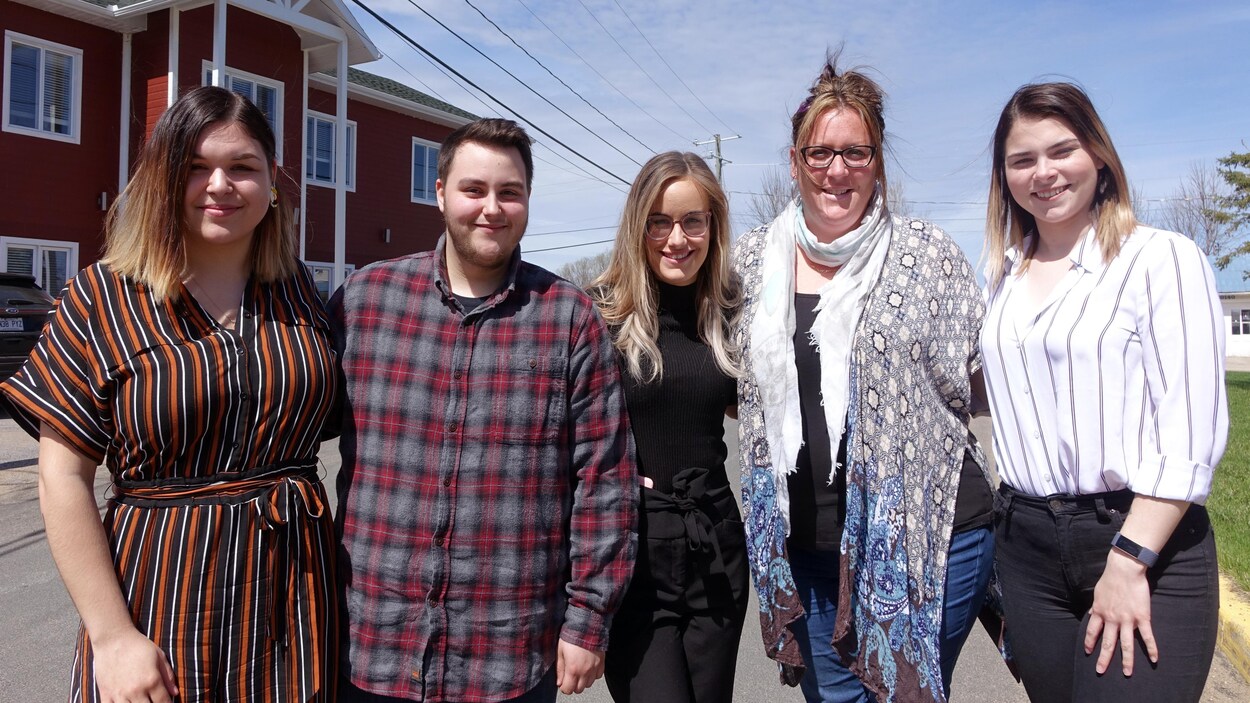 Les cinq jeunes devant le bâtiment du Grand conseil de la Nation Waban-Aki