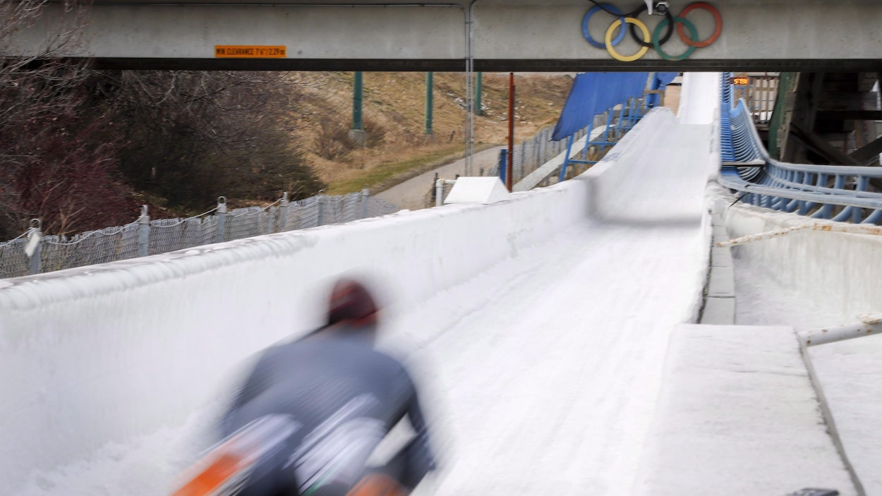 Un athlète s'entraîne au skeleton sur la piste de Calgary. Un athlète s'entraîne au skeleton sur la piste de Calgary.