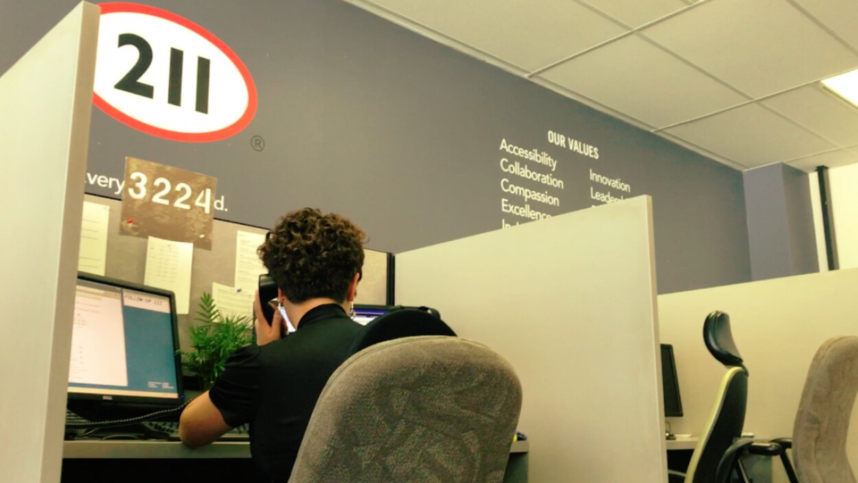 Une téléphoniste du service 211 qui répond à un appel. Une téléphoniste du service 211 qui répond à un appel.