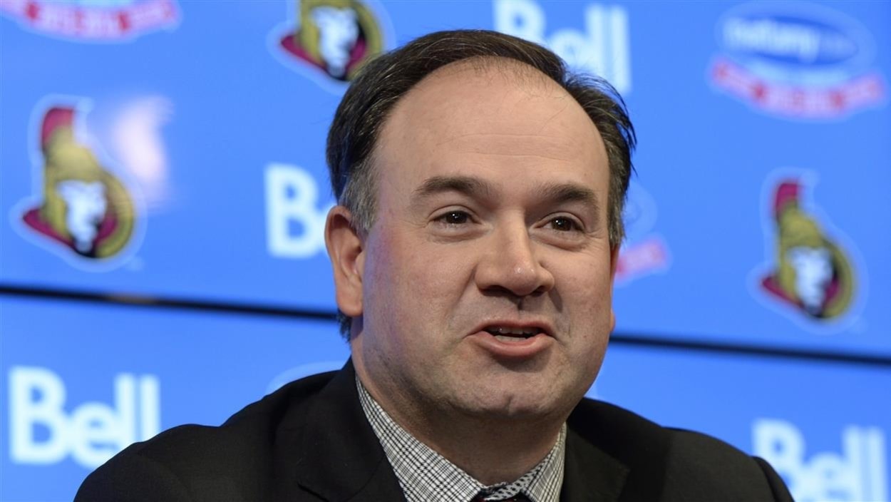 Pierre Dorion, directeur général des Sénateurs d'Ottawa, en conférence de presse Pierre Dorion, directeur général des Sénateurs d'Ottawa, en conférence de presse