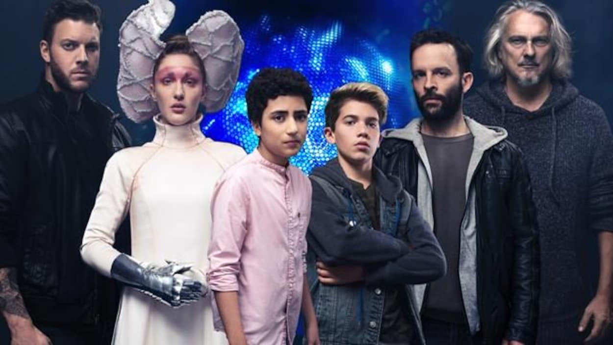 Certaines personnes ont des costumes, les deux jeunes sont au milieu.