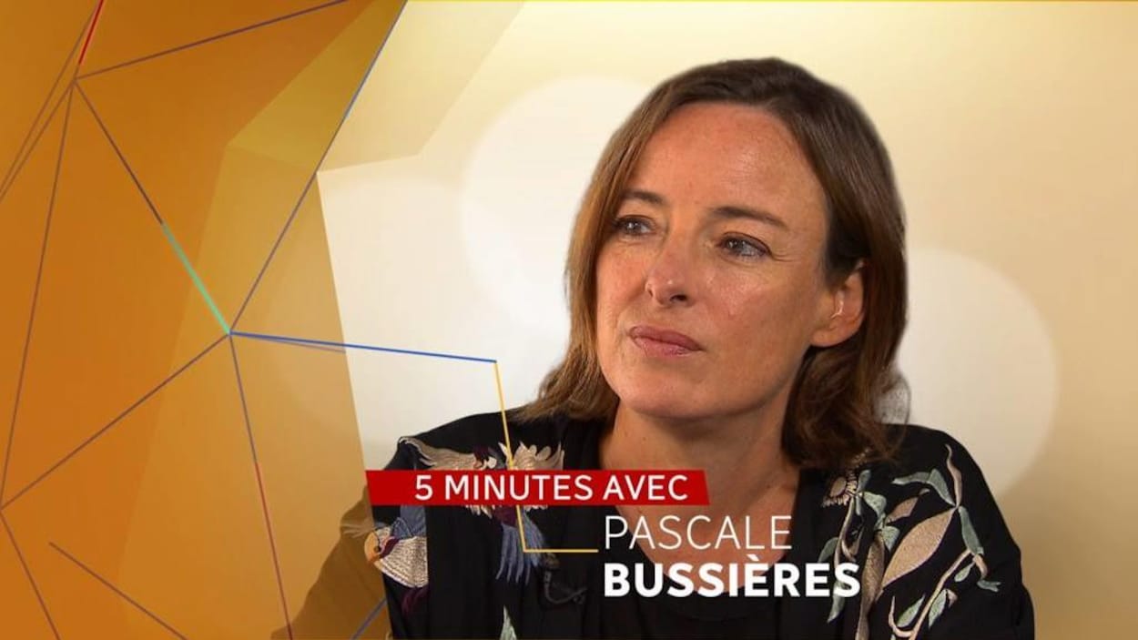 Une photo de la comédienne, le regard de biais, sur laquelle est écrit : 5 minutes avec Pascale Bussières Une photo de la comédienne, le regard de biais, sur laquelle est écrit : 5 minutes avec Pascale Bussières