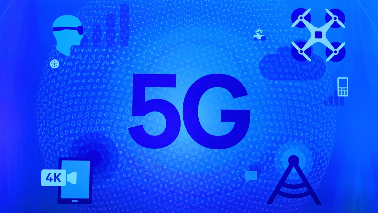 Un pictogramme à l'effigie du 5G : on y voit un individu qui porte des lunettes de réalité virtuelle, un drone, un téléphone dont l'écran affiche une résolution 4K et une tour de téléphonie cellulaire. Un pictogramme à l'effigie du 5G : on y voit un individu qui porte des lunettes de réalité virtuelle, un drone, un téléphone dont l'écran affiche une résolution 4K et une tour de téléphonie cellulaire.