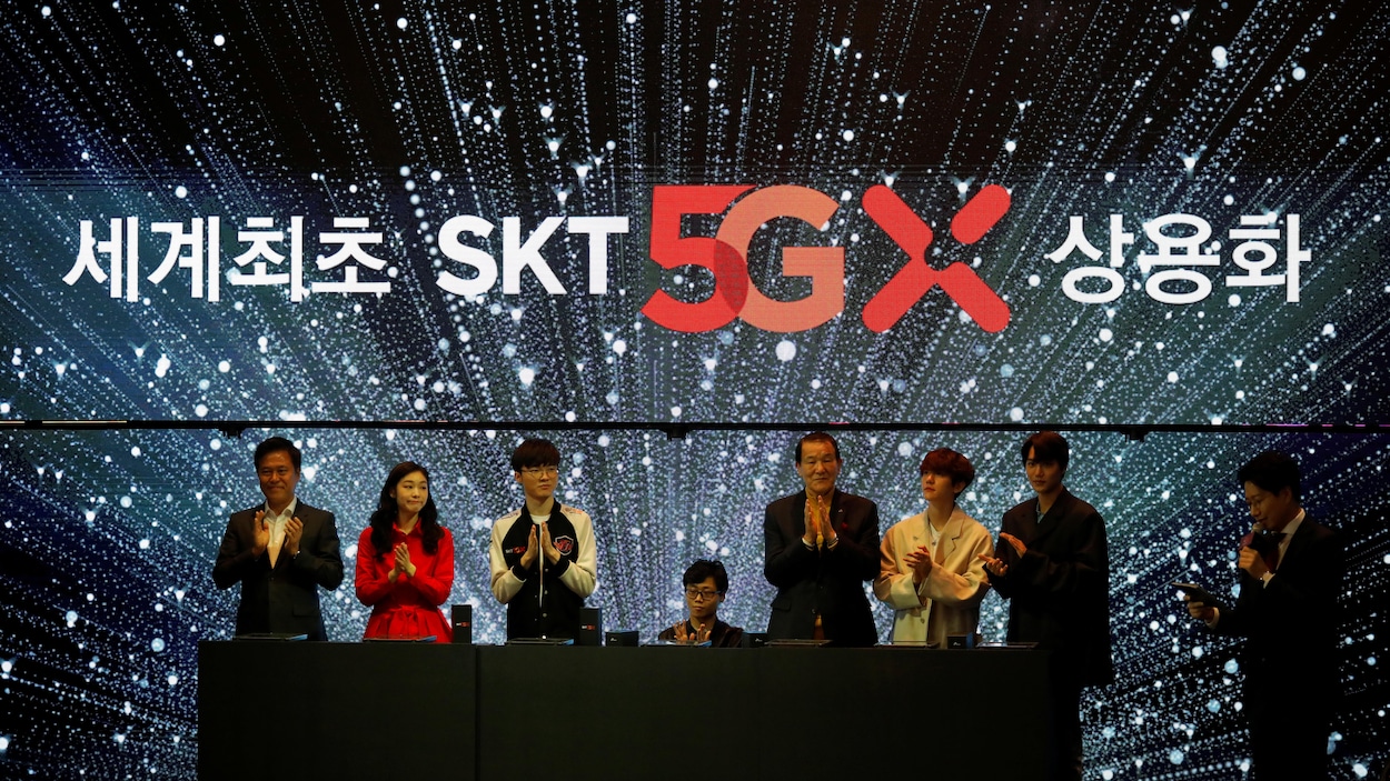 Des gens se félicitent du lancement de la 5G.