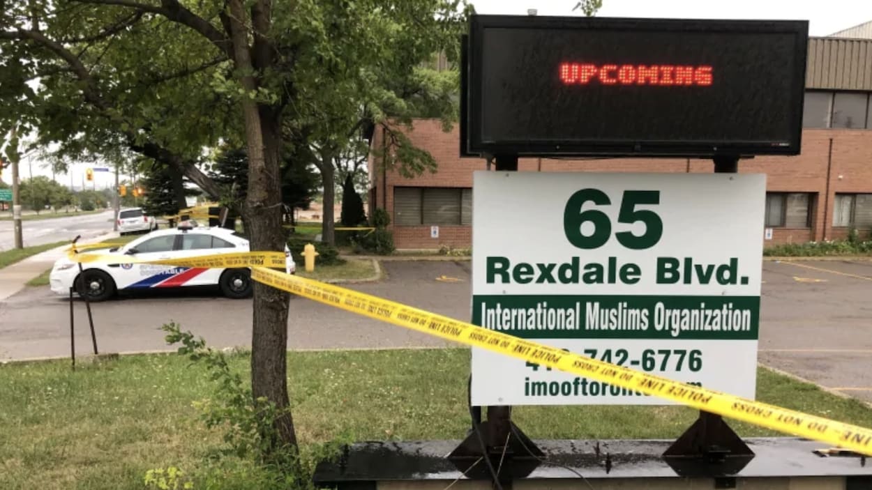 Des cordons de sécurité devant le 65 boulevard Rexdale.