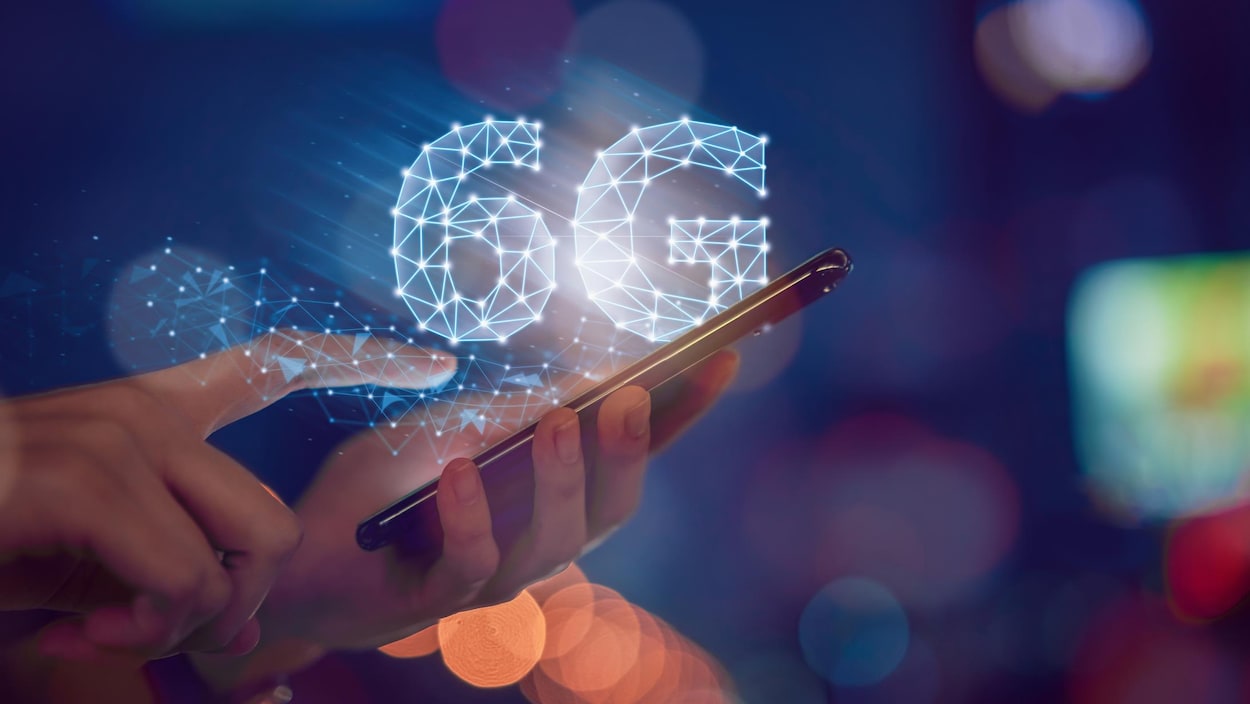Une personne tient un téléphone cellulaire.