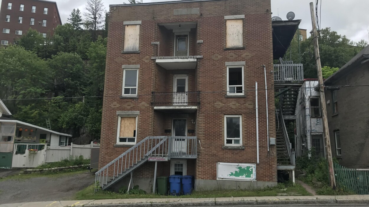 Un immeuble d'appartements dans un état vétuste.