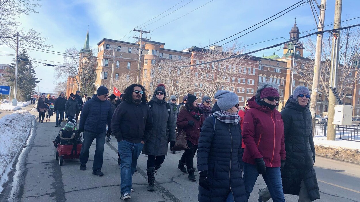 Des citoyens marchent dans la rue.
