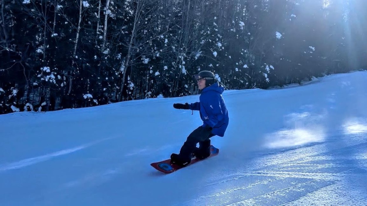 À 80 ans, il déferle les pistes du mont Farlagne sur sa planche