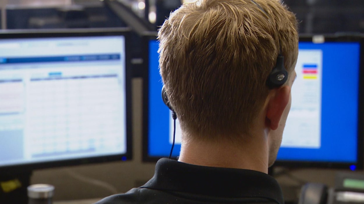 Un répartiteur 9-1-1 devant son ordinateur