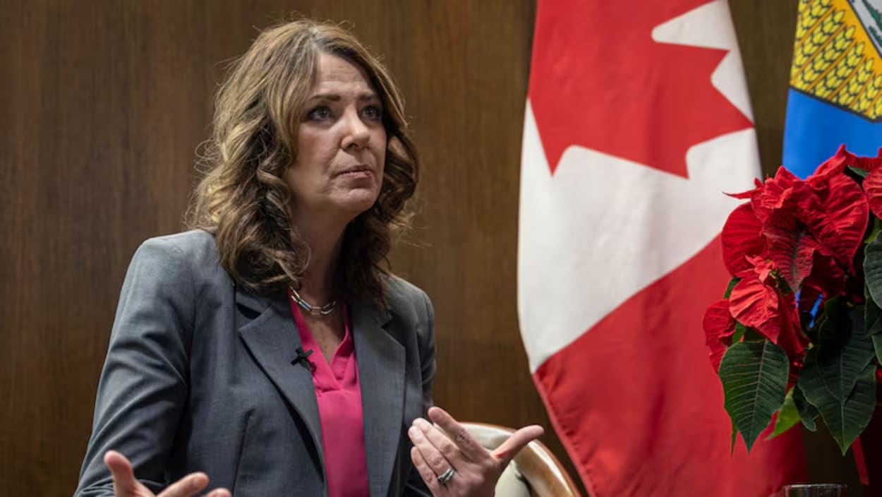 Danielle Smith défend la requête pour redéfinir les circonscriptions électorales