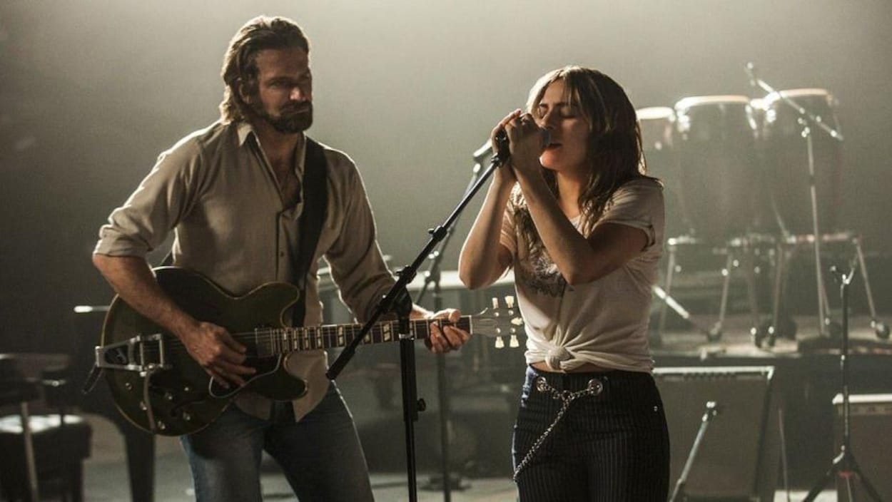 Bradley Cooper joue de la guitare et Lady Gaga chante sur scène dans le film «A Star Is Born».