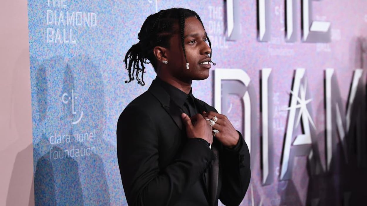 A$AP Rocky est habillé en costume noir.