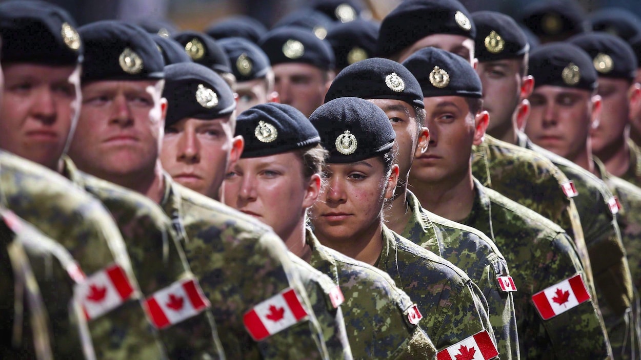 Des soldats canadiens en rangée.